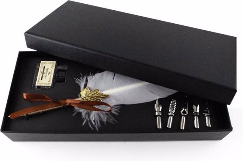 De voorkant van het boek met de titel : Inktset verenpen , witte veer, zwarte doos