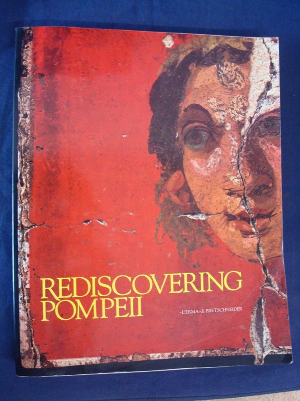 De voorkant van het boek met de titel : Rediscovering Pompeii