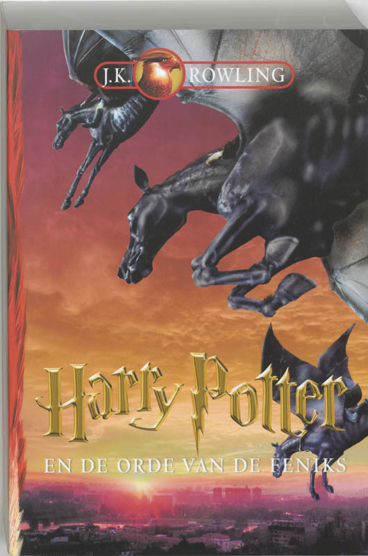 De voorkant van het boek met de titel : Harry Potter en de orde van de Feniks